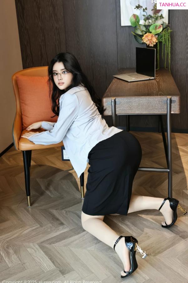   [XiuRen]高清写真图 2025.08.21 No.10674 糯梨子 性感OL第9张图片